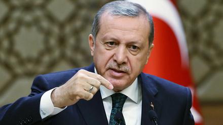 Recep Tayyip Erdogan  warnt die PKK, dass ihre Anschläge auf türkische Soldaten einen "hohen Preis" haben würden.