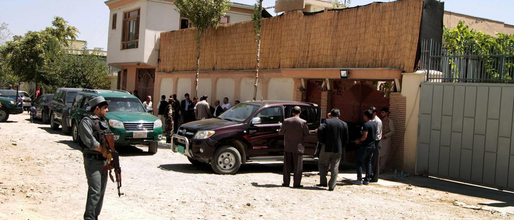 Afghanische Sicherheitskräfte vor dem Büro der Gesellschaft für Internationale Zusammenarbeit (GIZ) in Kabul. Eine Entwicklungshelferin ist entführt worden. 