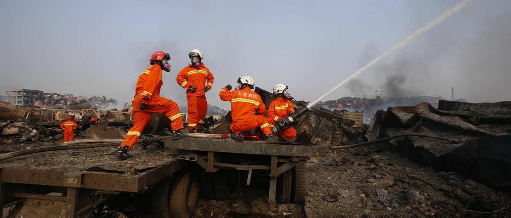 Nach dem Unglück in Tianjin sind mehr als 20 Feuerwehrleute tot, 85 werden noch vermisst. Die hohe Zahl der Toten wurde durch Fehler bei den Löscharbeiten ausgelöst.
