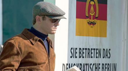 Spion Ilya steht im Berlin der 60er Jahre