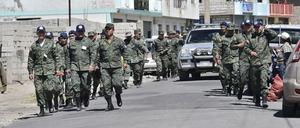 Soldaten in Latacunga, Ecuador. Aufgrund des drohenden Vulkanausbruchs wurden Dörfer in der Umgebung evakuiert.