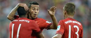 Beeindruckt: Thiago Alcantara staunt nach dem 5:0-Treffer des Neuzugangs Douglas Costa.