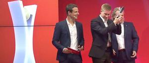 Moderator Alexander Bommes (l.) bei einer Preisverleihung mit dem geehrten Fußballer Kevin de Bruyne.