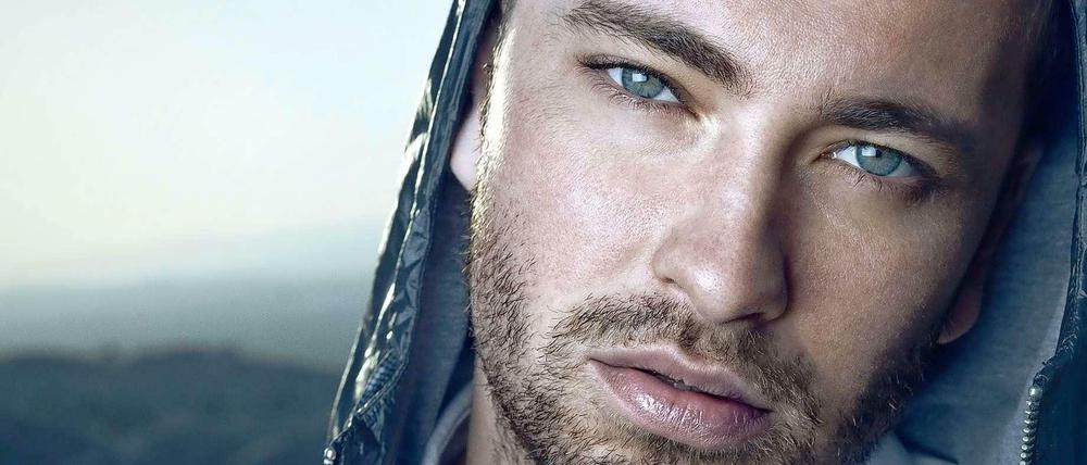Marteria. Nicht singend, sondern aus blauen Augen blickend.