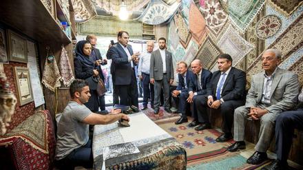 Für die deutsche Wirtschaft ging Wirtschaftsminister Sigmar Gabriel schon mal auf Tuchfühlung. Hier bei seinem Besuch im Juli in Isfahan. 
