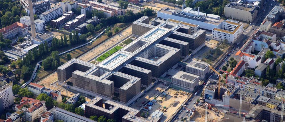 Winklig. Die milliardenteure BND-Zentrale in Mitte.