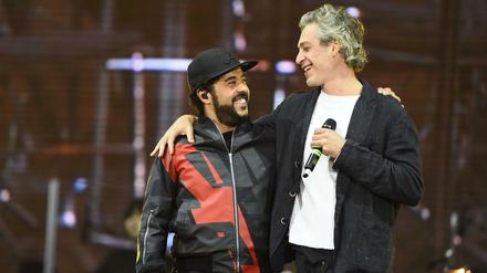 Der jüdische Reggaemusiker Matisyahu mit dem muslimischen Sänger Adel Tawil bei der Eröffnungszeremonie der Maccabi Games am 28. Juli 2015 in der Berliner Waldbühne.