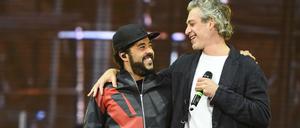 Der jüdische Reggaemusiker Matisyahu mit dem muslimischen Sänger Adel Tawil bei der Eröffnungszeremonie der Maccabi Games am 28. Juli 2015 in der Berliner Waldbühne.