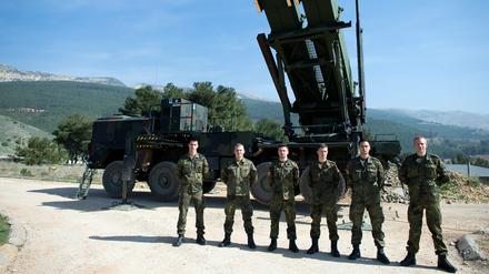 Deutsche Soldaten stehen in Kahramanmaras in der Türkei vor einer "Patriot"-Feuereinheit. Die Bundesregierung beendet in den kommenden Monaten den Einsatz und zieht das Abwehrsystem und die Soldaten ab.