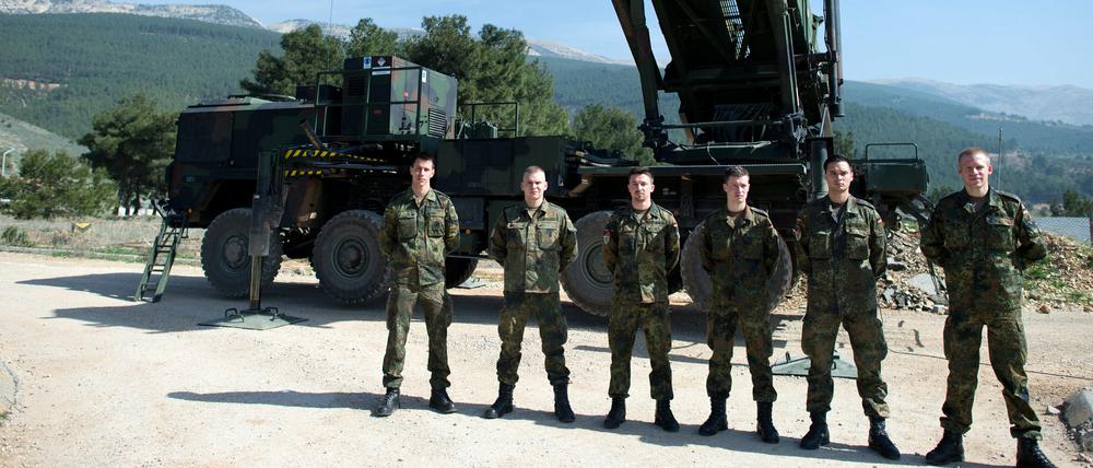 Deutsche Soldaten stehen in Kahramanmaras in der Türkei vor einer "Patriot"-Feuereinheit. Die Bundesregierung beendet in den kommenden Monaten den Einsatz und zieht das Abwehrsystem und die Soldaten ab.