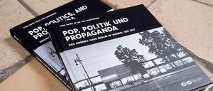 Das Buch ist auf Deutsch und Englisch erschienen.