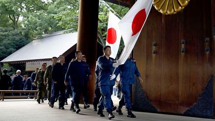 Japanische Nationalisten marschieren am Samstag, dem 70. Jahrestag der Kapitulation Japans, in den umstrittenen Yasukui-Schrein ein. Dort wird der Toten der Kriege gedacht, allerdings auch 14 verurteilten japanischen Kriegsverbrechern. 
