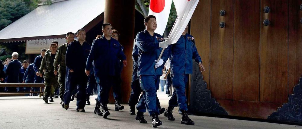 Japanische Nationalisten marschieren am Samstag, dem 70. Jahrestag der Kapitulation Japans, in den umstrittenen Yasukui-Schrein ein. Dort wird der Toten der Kriege gedacht, allerdings auch 14 verurteilten japanischen Kriegsverbrechern.