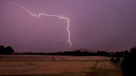 chwere Gewitter mit Starkregen, Sturmböen und unzähligen Blitzen sind in der Nacht von Freitag über Teile Deutschlands hinweggezogen. 