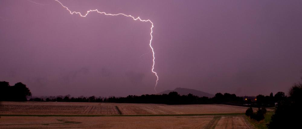 chwere Gewitter mit Starkregen, Sturmböen und unzähligen Blitzen sind in der Nacht von Freitag über Teile Deutschlands hinweggezogen.