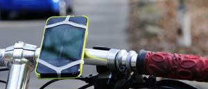 Vorbildlich: Mit einer Halterung ist die Nutzung des Mobiltelefons während des Radelns erlaubt, zum Beispiel zum Telefonieren per Freisprecheinrichtung oder Navigieren. Zum Bedienen oder Eintippen einer neuen Route müssen Radfahrer jedoch anhalten.