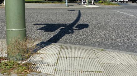 So genannte Rippenplatten am Bordstein sind in Richtung der Überquerung gelegt. Mit der Schuhsohle oder mit dem Langstock können sich Sehbehinderte an Straßenübergängen orientieren