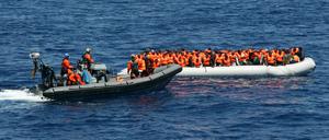 Die italienische Marine meldet, dass 40 Menschen im Mittelmeer ertrunken sind am Samstag (Symboldbild).