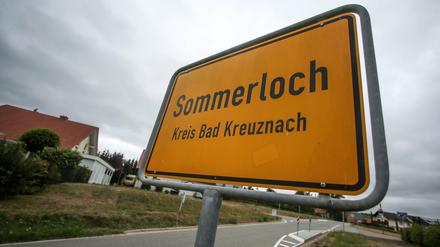 Das Ortsschild der Gemeinde Sommerloch, aufgenommen am Montag in Sommerloch (Rheinland-Pfalz). Jeden Sommer lockt die 440-Seelen-Gemeinde Sommerloch bei Bad Kreuznach in Rheinland-Pfalz zahlreiche Journalisten.