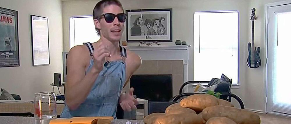 Alex Craig an seinem Arbeitsplatz. Der Brite nimmt Bestellungen für beschriftete Kartoffeln entgegen. Damit hat er wohl schon viel Geld verdient. 