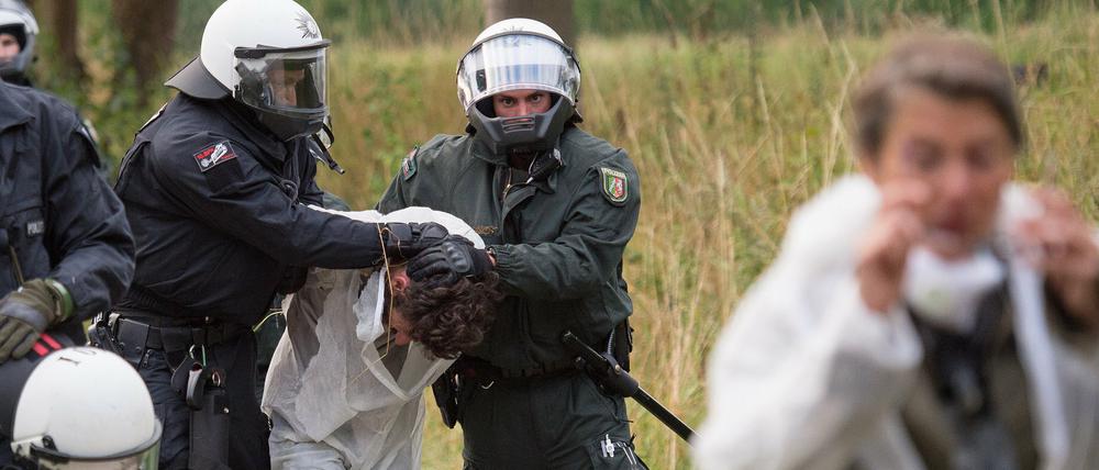 Polizisten haben in der Nähe des Tagebaus Garzweiler in Erkelenz (Nordrhein-Westfalen) einen Braunkohle-Gegner festgenommen. Bei Zusammenstößen wurden 36 Aktivisten und 15 Polizisten Verletzt.