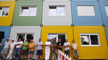 Bauarbeiter beim Richtfest der neuen Gemeinschaftsunterkunft für Flüchtlinge am Ostpreußendamm 108 in Berlin-Lichterfelde.