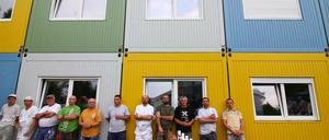 Bauarbeiter beim Richtfest der neuen Gemeinschaftsunterkunft für Flüchtlinge am Ostpreußendamm 108 in Berlin-Lichterfelde.