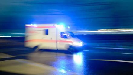 Krankenwagen mit Blaulicht (Symbolbild). 