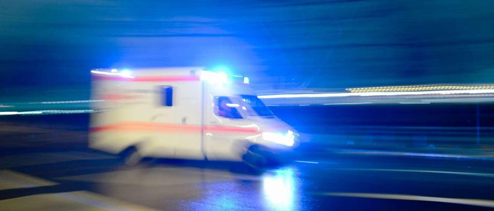 Krankenwagen mit Blaulicht (Symbolbild).