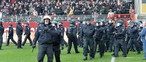 Polizeieinsatz im Amateurfußball: Beim Viertligaspiel zwischen dem 1. FC Union II und dem BFC Dynamo wollten Heimfans im März den Fanblock der Gäste stürmen.