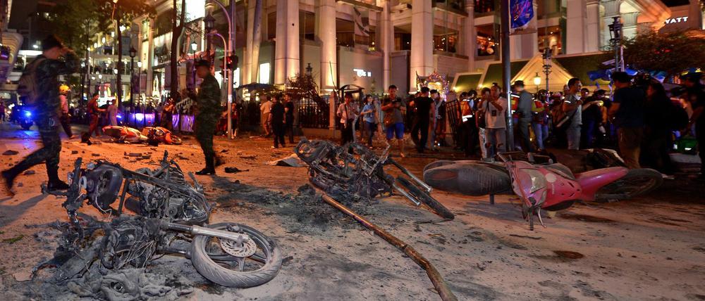 Bombenanschlag mit vielen Toten in Thailand. Die Explosion fand in der Nähe eines religiösen Schreins und eines Einkaufszentrums statt.