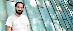 Herzlich willkommen. Mazen Kerbaj, Jahrgang 1975, vor der Akademie der Künste, in der er auftritt.