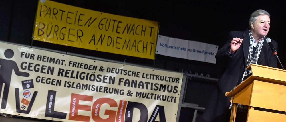 Jürgen Elsässer, Chefredakteur des Magazins "Compact", hier im Januar bei einer Konferenz des Pegida-Ablegers Legida in Leipzig