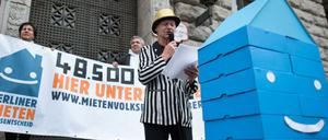 Der Druck war groß: Die Mieten-Initiative, hier vertreten von Tommy Turner, übergab Anfang Juni bereits 48.500 Unterschriften von Unterstützern eines Mieten-Volksentscheids.