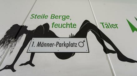 Das Bild einer nackten Frau und der Spruch "Steile Berge, feuchte Täler" ist am Donnerstag in Triberg (Baden-Württemberg) an der Wand vor dem ersten Männer-Parkplatz in Deutschland in einem Parkhaus zu sehen. Die Stadt will das Bild als Werbegag verstehen.