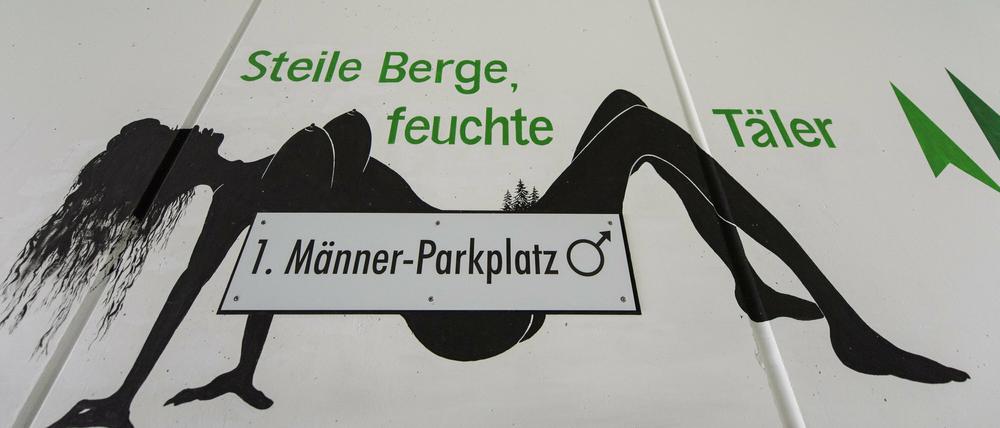 Das Bild einer nackten Frau und der Spruch "Steile Berge, feuchte Täler" ist am Donnerstag in Triberg (Baden-Württemberg) an der Wand vor dem ersten Männer-Parkplatz in Deutschland in einem Parkhaus zu sehen. Die Stadt will das Bild als Werbegag verstehen.