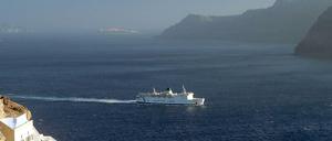 Mit der Fähre gelangt man auf die vielen Inseln im Ägäischen Meer.