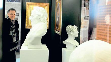 Schicksale. Die Ausstellung auf dem Dreifaltigkeitsfriedhof zeigt die Lebenswege der Mendelssohns. Links im Bild: Autor Thomas Lackmann.