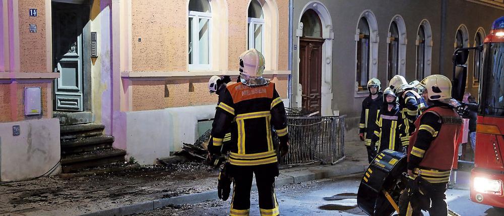 Ende Juni brennt es in der noch unbewohnten Flüchtlingsunterkunft, weite Teile des Gebäudes werden in Mitleidenschaft gezogen.