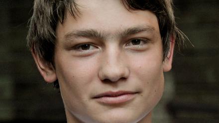 Der Schauspieler Fynn Henkel posiert als Giorgio bei Dreharbeiten zu dem Kinofilm "Die schwarzen Brüder" am 23.07.2012 in Köln. Am Mittwoch wurde bekannt, dass er in Ungarn von einem Ast erschlagen wurde. 