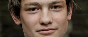 Der Schauspieler Fynn Henkel posiert als Giorgio bei Dreharbeiten zu dem Kinofilm "Die schwarzen Brüder" am 23.07.2012 in Köln. Am Mittwoch wurde bekannt, dass er in Ungarn von einem Ast erschlagen wurde. 