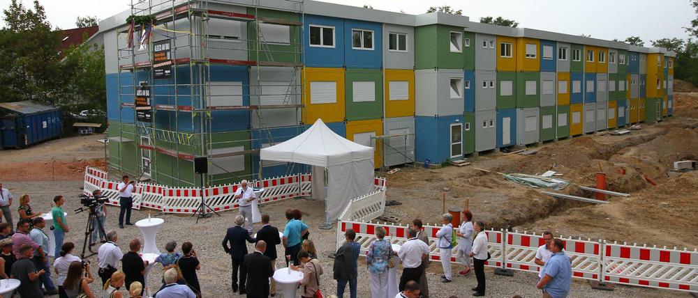 Richtfest der neuen Gemeinschaftsunterkunft für Flüchtlinge am Ostpreußendamm 108 in Berlin-Lichterfelde.