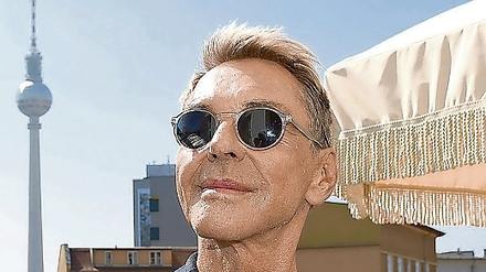 Er darf's bestimmt: Designer Wolfgang Joop trägt auch seine Sonnenbrillen immer stilsicher. Aber in welchen Fällen ist sie unpassend?