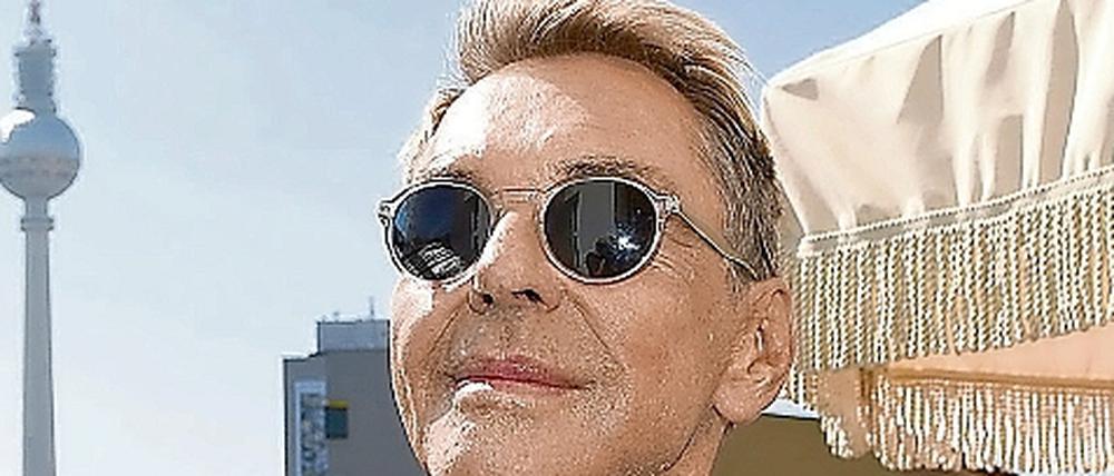 Er darf's bestimmt: Designer Wolfgang Joop trägt auch seine Sonnenbrillen immer stilsicher. Aber in welchen Fällen ist sie unpassend?