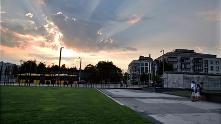 Stadtspaziergang entlang der "Mauer" des Mauerstreifens an der Mauergedenkstätte in der Bernauer Straße.