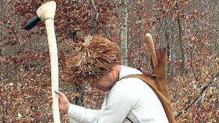 Kein Werkzeug von der Stange. Ein Archäologe erprobt eine selbst gemachte Dechsel nach dem Vorbild der Steinzeit. Sie dient zum Bearbeiten von Holz.