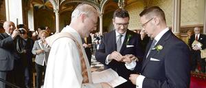 Stefan Kaufmann (Mitte) und sein Lebensgefährte bekommen im Mai den Segen für ihre Lebenspartnerschaft. Kaufmann (45) ist Bundestagsabgeordneter der CDU, in einer eingetragenen Partnerschaft mit seinem Mann lebt er seit 2013. 