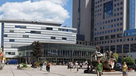 Studierende gehen über den Campus der Universität Jena.