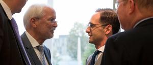 Bundesjustizminister Heiko Maas (r, SPD) und der scheidende Generalbundesanwalt Harald Range