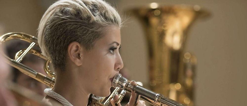 Fetzige Klänge. Trompeterin der Nationalen Jugendphilharmonie der Türkei. 